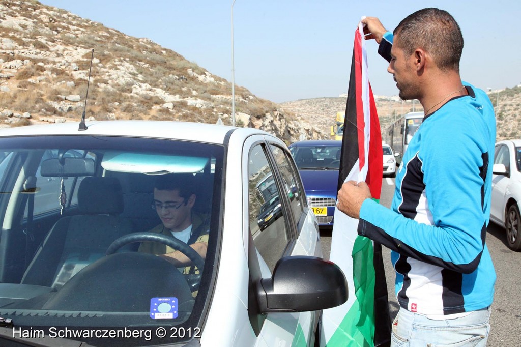 Palestinian and activists blocked Route 443 | IMG_1634