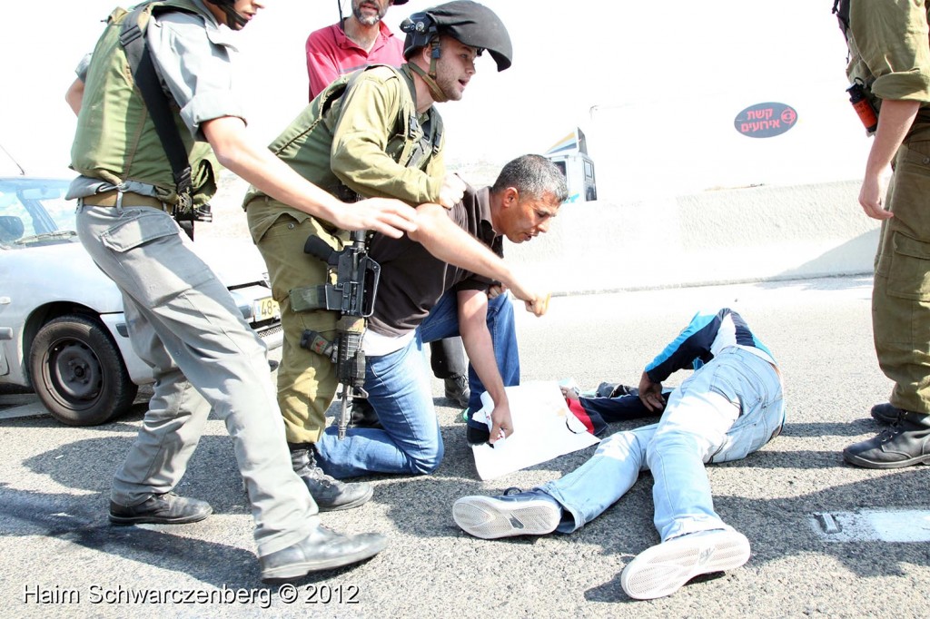 Palestinian and activists blocked Route 443 | IMG_1752