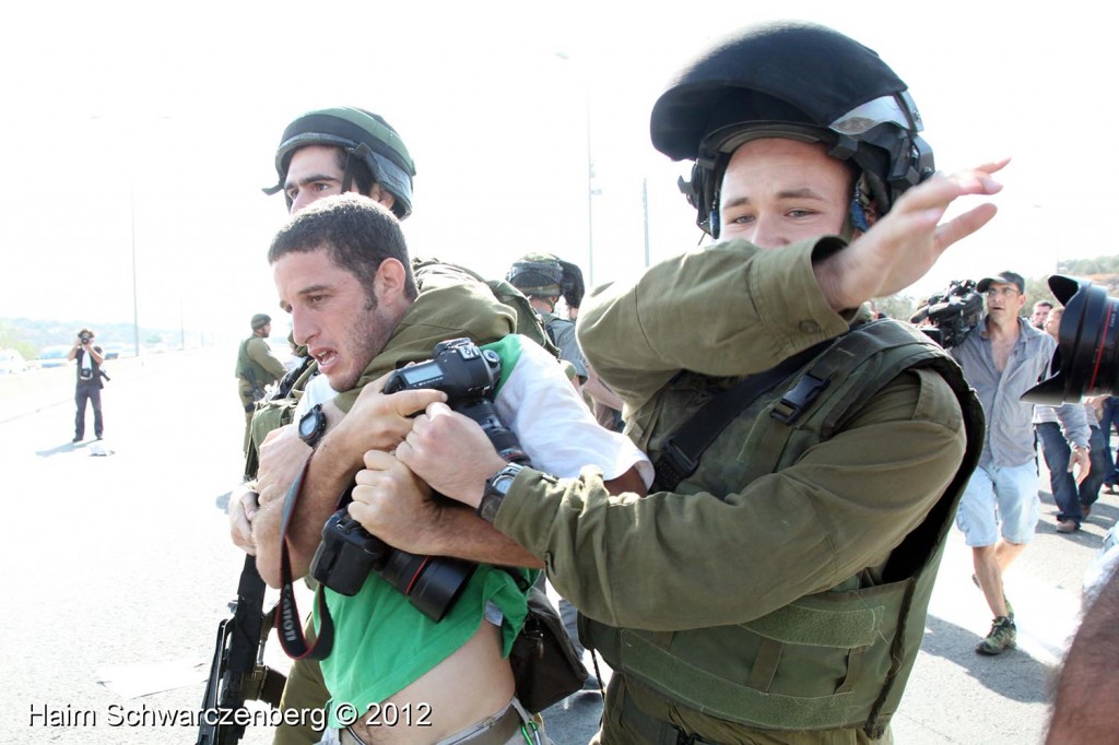 Palestinian and activists blocked Route 443 | IMG_1812