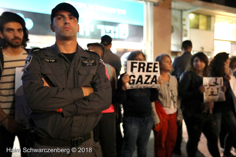 Protest calling for an end to shooting protesters in Gaza, Tel Aviv | FW7A2675