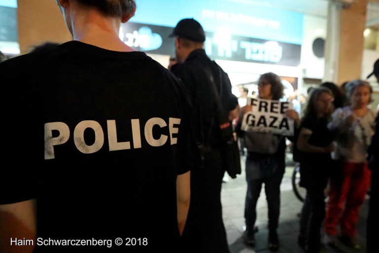 Protest calling for an end to shooting protesters in Gaza, Tel Aviv | FW7A2750